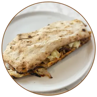 Panuozzo con hamburger di scottona, bacon, chedar e patatine fritte