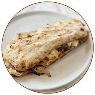 Panuozzo con hamburger di scottona, bacon, chedar e patatine fritte