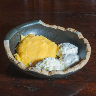 Mămăliguță cu brânză și smântână