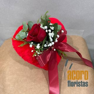 Detalle Corazón Peluche con Rosa Roja