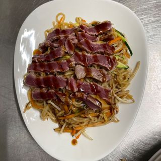 026. Pasta giapponese soba saltata con verdure, ricoperta da filetto di manzo