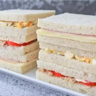 Sandwich de masa de pollo con cebolla caramelizada 