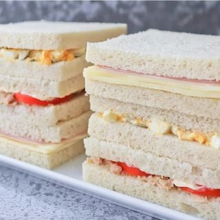 Sandwich de masa de pollo con cebolla caramelizada 