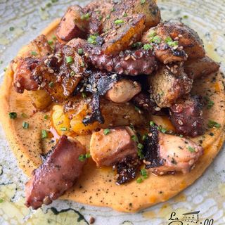 PULPO SALTEADO SOBRE HUMMUS DE CHISTORRA 