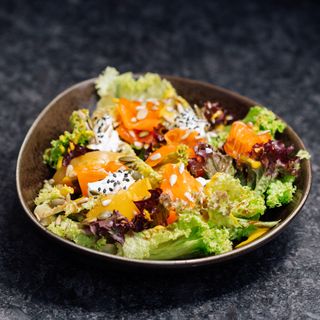 სალათი მ/დ ორაგულით, კრემ-ყველით და ატმით