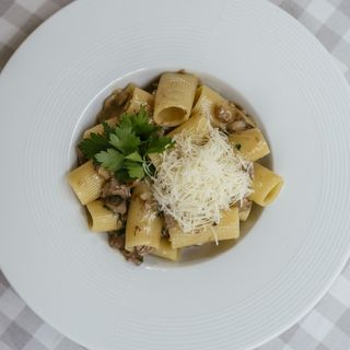 Rigatoni con Stracetti di Manzo 