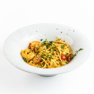 Spaghetti z krewetkami tygrysimi w sosie winno-śmietanowym