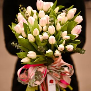 Buchet simplu cu 51 de lalele albe, pregatit sa impresioneze