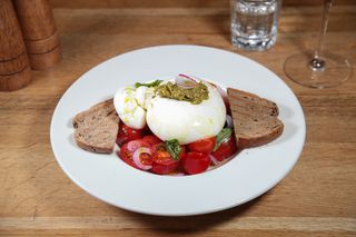 Burrata cu rosii cherry