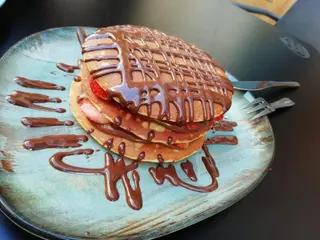 Tortitas De Ferrero Rocher Con Plátano Y Fresas