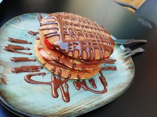 Tortitas De Ferrero Rocher Con Plátano Y Fresas