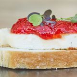 Tosta de Queso de Cabra con Mermelada de Pimientos 