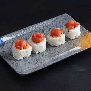 79.Uramaki de cangrejo, aguacate, atún picante (4 uds.)