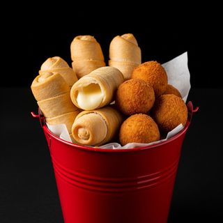 Cubo de 5 tequeños y 10 croquetas de jamón