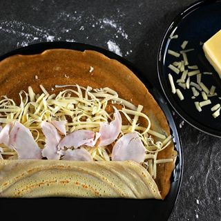 Палачинка с пилешко, шунка и кашкавал (340г)