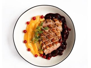 Качина грудка в ягідному соусі