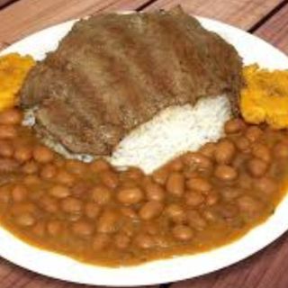 Arroz con menestra y carne frita 