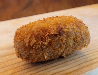 Queso de cabra con cebolla caramelizada y nueces 