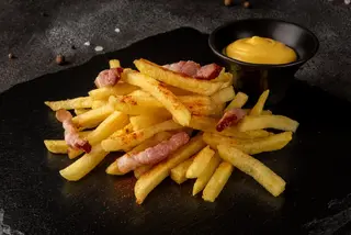 Картопля фрі з сирним соусом та беконом (160/30 г)