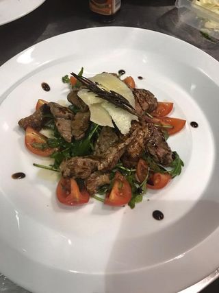 Tagliatta de vita cu rucola si parmezan