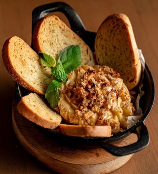 Запеченный камамбер с грушей и мёдом (120г)