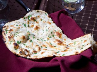 LIPIE CU USTUROI (Garlic naan)
