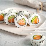 21. Rollo de salmon (4uds.) / Salmon roll (4 pieces)