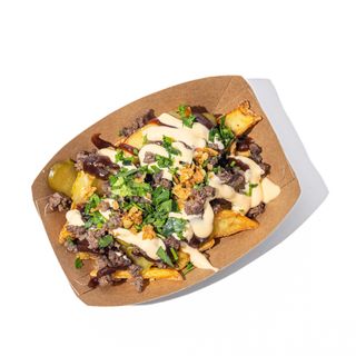 Картопляні діпи з яловичиною, соусами та зеленню