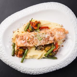 Ніжне філе лосося на вершковому картопляному пюре з карамелізованими овочам