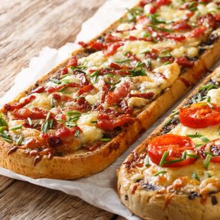 Zapiekanka z dodatkami