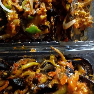 4 Medium peppered snails 