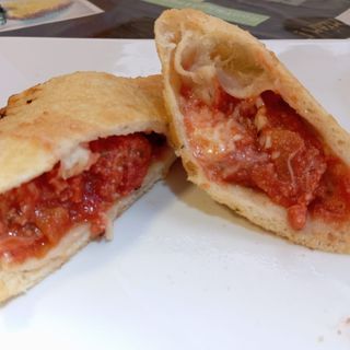 Panzerotto Napoli, papas fritas, cerveza