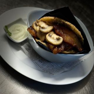 Arepa para Veganos  con Champiñones y tajadas