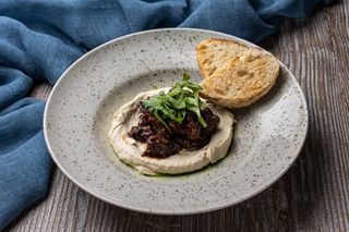 Хумус з карамелізованою курячою печінкою (255г)