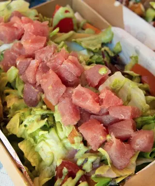 Insalata con salmone crudo
