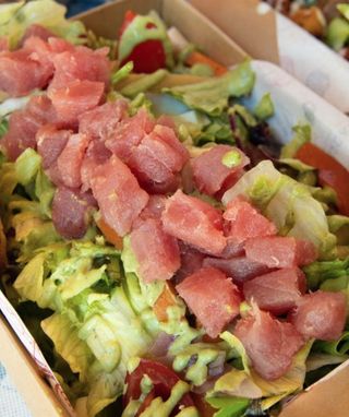 Insalata con salmone crudo