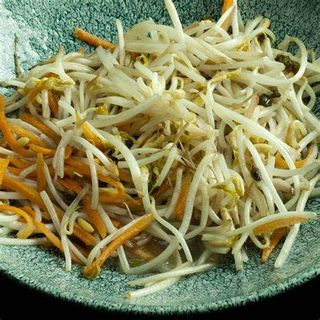 Germogli di soia con alghe saltate