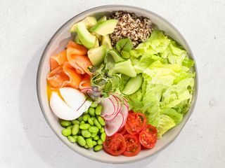 Salată-bol cu somon