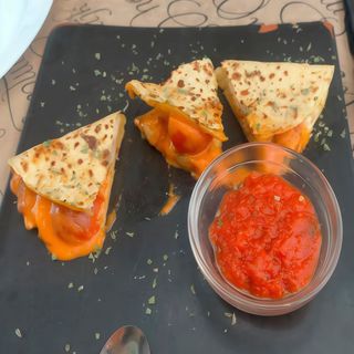 Quesadilla De Mozzarella Con Pimiento Rojo Y Bacon