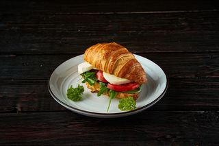 Круассан с томатами и моцареллой (220г)