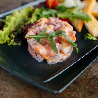 Севіче з сьомги, креветок та гуакамоле (250г)