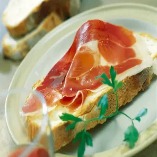 Pan Al Ajo Con Jamón Serrano, Tomate y Queso