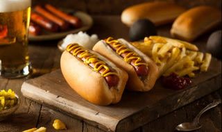 Хот-дог с два броя кренвирши и сосове (300г)