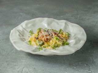 Паста з куркою, печерицями, томатами чері, сирами чеддер та пармезан