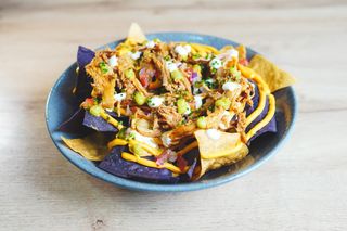 Nachos black and white (con pulled pork)
