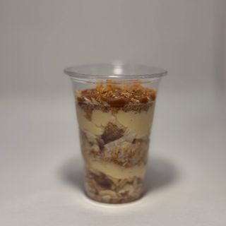  ნაპოლეონი კარამელიზირებული თხილის კრემით ჭიქაში