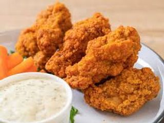 Plato de alitas de pollo fritas