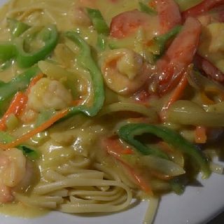 Tallarines Con Salsa Curry Hindú