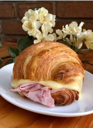 Croissant De Mantequilla De Jamón Y Queso 