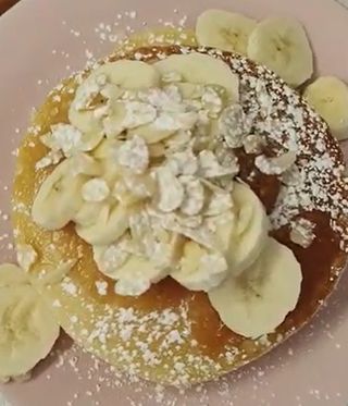 Panquecas com Caramelo Salgado, Banana e Amêndoa